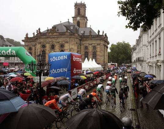 Peloton der Deutschland Tour 2007 passiert die Ludwigskirche in Saarbrücken Radsport Herren Deutschland Tour 2007, Deutschlandtour, ProTour, Straßenradsport, Straße, Rad, Totale 1. Etappe: Saarbrücken - Saarbrücken Radsport Herren Deutschland Tour 2007, Deutschlandtour, ProTour, Straßenradsport, Straße, Rad, Totale 1. Etappe: Saarbrücken - Saarbrücken