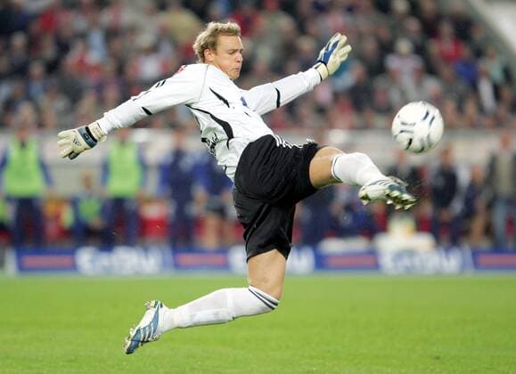 Torwart Manuel Neuer (Schalke) schlägt den Ball weg Fußball 1. BL Herren Saison 2007 2008, FC Schalke 04 Einzelbild Stuttgart Dynamik, Abwehr Fußball 1. BL Herren Saison 2007 2008, FC Schalke 04 Einzelbild Stuttgart Dynamik, Abwehr