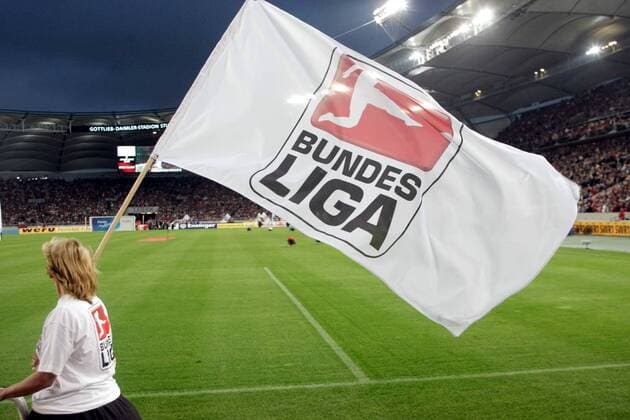 Fahnenträgerin mit DFL Fahne im Stuttgarter Gottlieb Daimler Stadion, Spielstätte des Bundesliga Eröffnungsspiels 2007 2008 Fußball 1. BL Herren Saison 2007 2008, VfB Stuttgart Einzelbild Saisoneröffnung Eröffnungsfeier, Feier Eröffnung Stuttgart Fußball 1. BL Herren Saison 2007 2008, VfB Stuttgart Einzelbild Saisoneröffnung Eröffnungsfeier, Feier Eröffnung Stuttgart