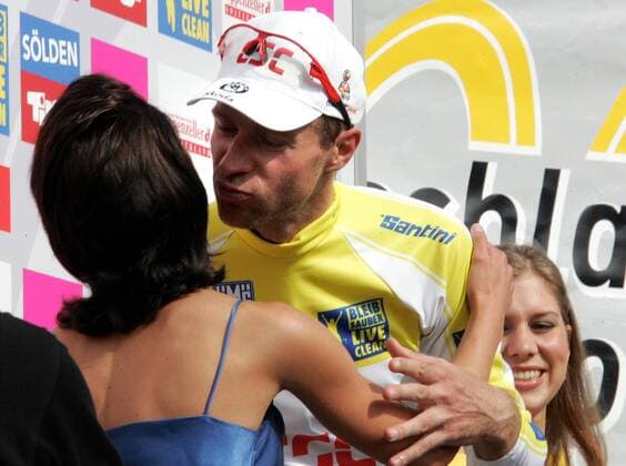 Etappensieger Jens Voigt (Deutschland CSC) im gelben Trikot bei der Siegerehrung zur 2. Etappe der Deutschland Tour 2007 Radsport Herren Deutschland Tour 2007, Deutschlandtour, ProTour, Straßenradsport, Straße, Rad, Zeitfahren Gruppe Mannschaftszeitfahren 2. Etappe: Bretten - Bretten Freude, Radsport Herren Deutschland Tour 2007, Deutschlandtour, ProTour, Straßenradsport, Straße, Rad, Zeitfahren Gruppe Mannschaftszeitfahren 2. Etappe: Bretten - Bretten Freude,
