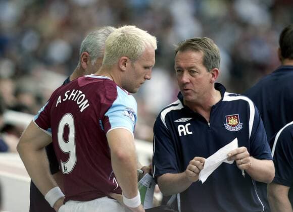 Trainer Alan Curbishley gibt Dean Ashton (beide West Ham) Anweisungen -  Fußball Herren English Premier League 2007 2008, 1. Englische Liga, West Ham United Gruppe London Fußball Herren English Premier League 2007 2008, 1. Englische Liga, West Ham United Gruppe London