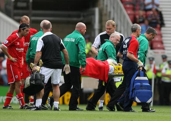 Benni McCarthy (Blackburn) wird nach seinem Kreislaufkollaps vom Medical Team vom Platz getragen -  Fußball Herren English Premier League 2007 2008, 1. Englische Liga, Middlesbrough FC - Blackburn Rovers 1:2 Gruppe Middlesbrough Fußball Herren English Premier League 2007 2008, 1. Englische Liga, Middlesbrough FC - Blackburn Rovers 1:2 Gruppe Middlesbrough