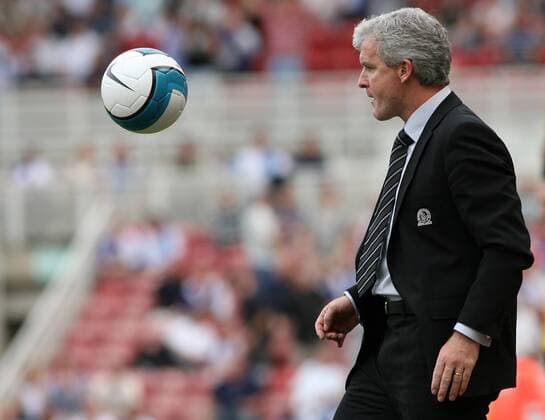 Trainer Mark Hughes (Blackburn) fixiert den Ball -  Fußball Herren English Premier League 2007 2008, 1. Englische Liga, Blackburn Rovers Einzelbild Middlesbrough Fußball Herren English Premier League 2007 2008, 1. Englische Liga, Blackburn Rovers Einzelbild Middlesbrough