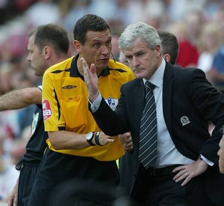 Trainer Mark Hughes (Blackburn) wird von Schiedsrichter Andre Marriner beruhigt -  Fußball Herren English Premier League 2007 2008, 1. Englische Liga, Blackburn Rovers Gruppe Middlesbrough Enttäuschung, Spannung Fußball Herren English Premier League 2007 2008, 1. Englische Liga, Blackburn Rovers Gruppe Middlesbrough Enttäuschung, Spannung