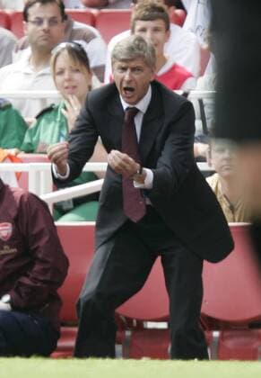Trainer Arsene Wenger (Arsenal) gibt verzweifelt Anweisungen -  Fußball Herren English Premier League 2007 2008, 1. Englische Liga, Arsenal FC London Einzelbild London Verzweiflung, Ungeduld, Fußball Herren English Premier League 2007 2008, 1. Englische Liga, Arsenal FC London Einzelbild London Verzweiflung, Ungeduld,