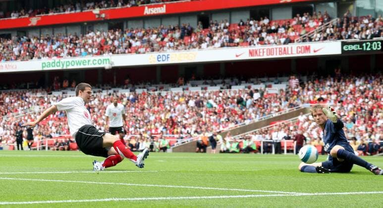 David Healy (Fulham) trifft gegen Torwart Jens Lehmann (Arsenal) zum 0:1 -  Fußball Herren English Premier League 2007 2008, 1. Englische Liga, Arsenal FC London - Fulham FC 2:1 Gruppe London Dynamik, Fußball Herren English Premier League 2007 2008, 1. Englische Liga, Arsenal FC London - Fulham FC 2:1 Gruppe London Dynamik,