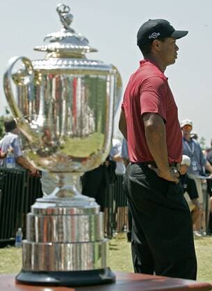 Eldrick Tiger Woods (USA) gewinnt die 89. PGA Championship 2007 und wartet während der Siegerehrung auf den Erhalt der Wanamaker Trophy -  (tul2007081203) Golf Herren 89. PGA Championship 2007, Tour Einzelbild Southern Hills Country Club Tulsa Golf Herren 89. PGA Championship 2007, Tour Einzelbild Southern Hills Country Club Tulsa