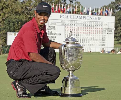 Eldrick Tiger Woods (USA) präsentiert stolz die Wanamaker Trophy vor dem Scoreboard -  (tul2007081216) Golf Herren 89. PGA Championship 2007, Tour Einzelbild Southern Hills Country Club Tulsa Golf Herren 89. PGA Championship 2007, Tour Einzelbild Southern Hills Country Club Tulsa