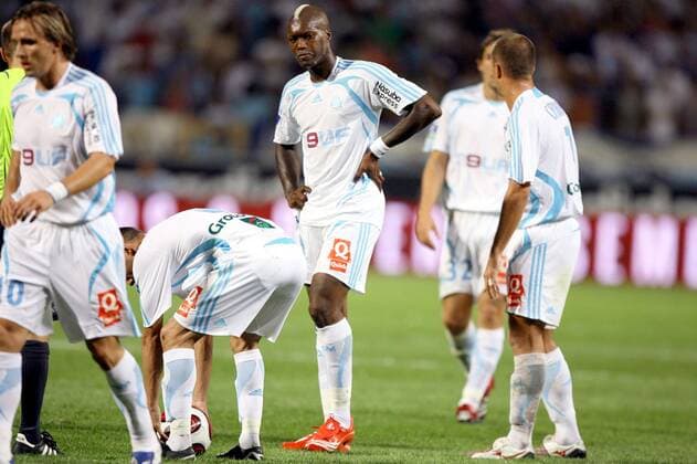 Djibril Cisse (Marseille) skeptisch ob des folgenden Freistoßes -  (pan21639) Fußball Herren Ligue 1 2007 2008, 1. Französische Liga, Olympique de Marseille, OM Gruppe Marseille Skepsis, Fußball Herren Ligue 1 2007 2008, 1. Französische Liga, Olympique de Marseille, OM Gruppe Marseille Skepsis,  