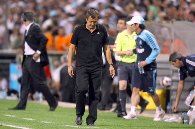 Trainer Albert Emon (Marseille) schleicht enttäuscht vom Platz -  (pan21639) Fußball Herren Ligue 1 2007 2008, 1. Französische Liga, Olympique de Marseille, OM Einzelbild Marseille Enttäuschung, Fußball Herren Ligue 1 2007 2008, 1. Französische Liga, Olympique de Marseille, OM Einzelbild Marseille Enttäuschung,  