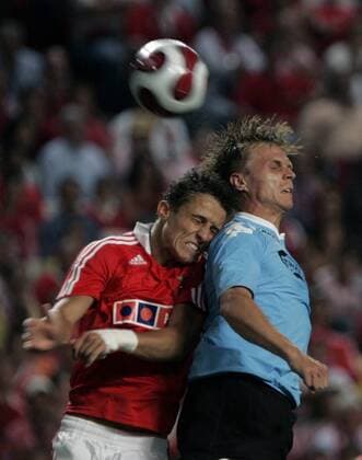 David Luiz (Benfica Lissabon, li.) gegen Jesper Grönkjaer (FC Kopenhagen) -  Fußball EC 1 Herren Champions League Qualifikation 2007 2008, Benfica Lissabon - FC Kopenhagen 2:1, Vdig Gruppe Lissabon Dynamik, Kampf, Fußball EC 1 Herren Champions League Qualifikation 2007 2008, Benfica Lissabon - FC Kopenhagen 2:1, Vdig Gruppe Lissabon Dynamik, Kampf,