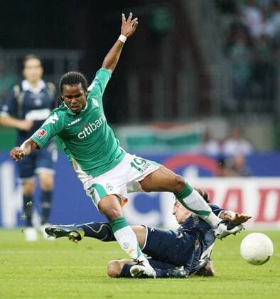 Carlos Alberto (Bremen, li.) wird von Nikola Pokrivac (Dynamo Zagreb) gefoult Fußball EC 1 Herren Champions League Qualifikation 2007 2008, SV Werder Bremen - NK Dinamo Zagreb Gruppe Bremen Dynamik, Kampf, Fußball EC 1 Herren Champions League Qualifikation 2007 2008, SV Werder Bremen - NK Dinamo Zagreb Gruppe Bremen Dynamik, Kampf,