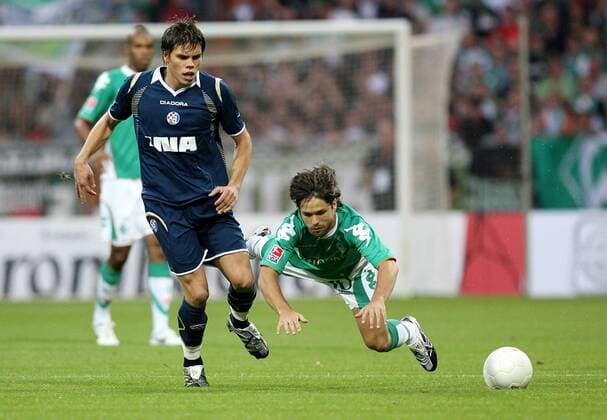 Diego (Bremen, re.) gegen Ognjen Vukojevic (Dynamo Zagreb) Fußball EC 1 Herren Champions League Qualifikation 2007 2008, SV Werder Bremen - NK Dinamo Zagreb Gruppe Bremen Dynamik, Kampf, Fußball EC 1 Herren Champions League Qualifikation 2007 2008, SV Werder Bremen - NK Dinamo Zagreb Gruppe Bremen Dynamik, Kampf,