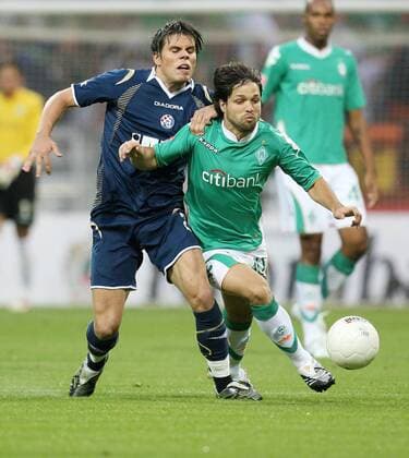 Diego (Bremen, re.) gegen Ognjen Vukojevic (Dynamo Zagreb) Fußball EC 1 Herren Champions League Qualifikation 2007 2008, SV Werder Bremen - NK Dinamo Zagreb Gruppe Bremen Dynamik, Kampf, Fußball EC 1 Herren Champions League Qualifikation 2007 2008, SV Werder Bremen - NK Dinamo Zagreb Gruppe Bremen Dynamik, Kampf,
