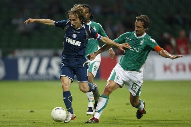 Luka Modric (Dinamo Zagreb, re.) gegen Frank Baumann (Bremen) Fußball EC 1 Herren Champions League Qualifikation 2007 2008, SV Werder Bremen - NK Dynamo Zagreb Gruppe Bremen Dynamik, Fußball EC 1 Herren Champions League Qualifikation 2007 2008, SV Werder Bremen - NK Dynamo Zagreb Gruppe Bremen Dynamik,
