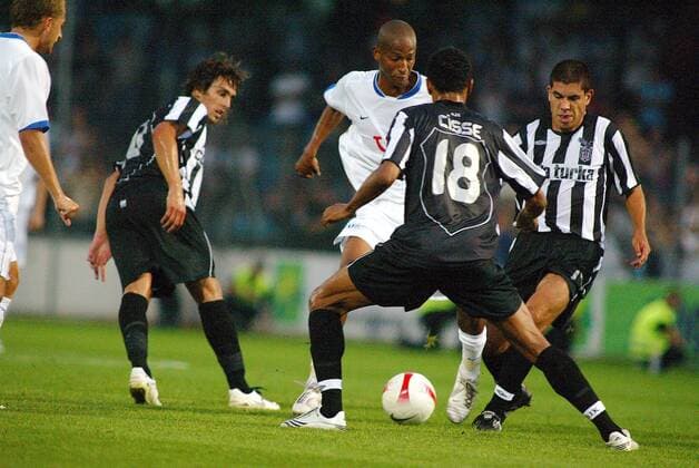 Cesar (FC Zürich, 3.v.re.) gegen Matias Emilio Delgado (li.), Edouard Cisse (2.v.re.) und Ricardinho (alle Besiktas) Fußball EC 1 Herren Champions League Qualifikation 2007 2008, FC Zürich - Besiktas Istanbul 1:1 Gruppe Zürich Dynamik, Fußball EC 1 Herren Champions League Qualifikation 2007 2008, FC Zürich - Besiktas Istanbul 1:1 Gruppe Zürich Dynamik, 
