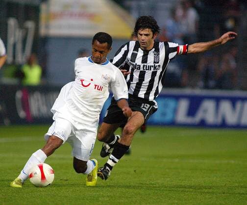 Rafael de Araujo (FC Zürich, li.) gegen Ibrahim Üzülmez (Besiktas) Fußball EC 1 Herren Champions League Qualifikation 2007 2008, FC Zürich - Besiktas Istanbul 1:1 Gruppe Zürich Dynamik, Fußball EC 1 Herren Champions League Qualifikation 2007 2008, FC Zürich - Besiktas Istanbul 1:1 Gruppe Zürich Dynamik, 