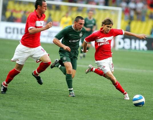 Scott Brown (Celtic Glasgow, Mitte) gegen Dmitriy Torbinskiy (re.) und Florin Soava (beide Spartak Moskau) -  Fußball EC 1 Herren Champions League Qualifikation 2007 2008, Spartak Moskau - Celtic Glasgow 1:1, Vdig Gruppe Moskau Dynamik, Fußball EC 1 Herren Champions League Qualifikation 2007 2008, Spartak Moskau - Celtic Glasgow 1:1, Vdig Gruppe Moskau Dynamik,