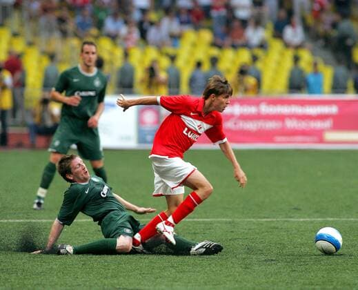 Dmitriy Torbinskiy (Spartak Moskau, re.) im Duell -  Fußball EC 1 Herren Champions League Qualifikation 2007 2008, Spartak Moskau - Celtic Glasgow 1:1, Vdig Gruppe Moskau Dynamik, Kampf, Fußball EC 1 Herren Champions League Qualifikation 2007 2008, Spartak Moskau - Celtic Glasgow 1:1, Vdig Gruppe Moskau Dynamik, Kampf,
