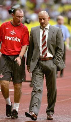 Trainer Stanislav Cherchessov (Spartak Moskau, re.) mit einem Assistenten im Gespräch -  Fußball EC 1 Herren Champions League Qualifikation 2007 2008, Spartak Moskau, Vdig Gruppe Moskau Fußball EC 1 Herren Champions League Qualifikation 2007 2008, Spartak Moskau, Vdig Gruppe Moskau