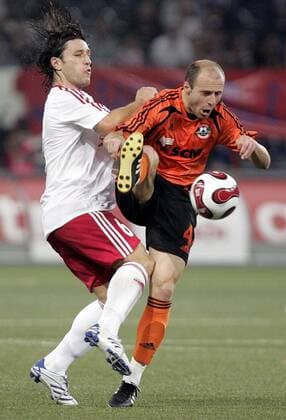 Niko Kovac (Salzburg, li.) gegen Igor Duljaj (Donezk) -  Fußball EC 1 Herren Champions League Qualifikation 2007 2008, SV Red Bull Salzburg - Schachtjor Donezk 1:0, RedBull Vdig Gruppe Salzburg Dynamik, Kampf, Fußball EC 1 Herren Champions League Qualifikation 2007 2008, SV Red Bull Salzburg - Schachtjor Donezk 1:0, RedBull Vdig Gruppe Salzburg Dynamik, Kampf,