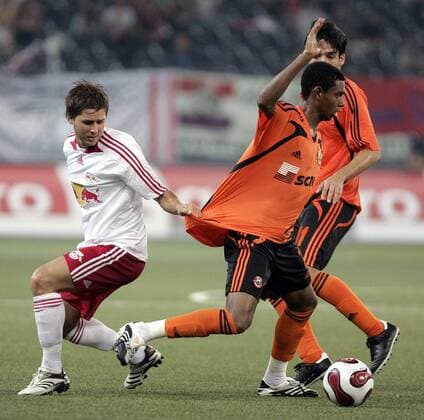 Markus Steinhöfer (Salzburg, li.) gegen Fernandinho (Donezk) -  Fußball EC 1 Herren Champions League Qualifikation 2007 2008, SV Red Bull Salzburg - Schachtjor Donezk 1:0, RedBull Vdig Gruppe Salzburg Dynamik, Kampf, Fußball EC 1 Herren Champions League Qualifikation 2007 2008, SV Red Bull Salzburg - Schachtjor Donezk 1:0, RedBull Vdig Gruppe Salzburg Dynamik, Kampf,