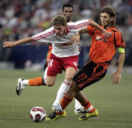 Christoph Leitgeb (Salzburg, li.) gegen Dmytro Chygrynsky (Donezk) -  Fußball EC 1 Herren Champions League Qualifikation 2007 2008, SV Red Bull Salzburg - Schachtjor Donezk 1:0, RedBull Vdig Gruppe Salzburg Dynamik, Kampf, Fußball EC 1 Herren Champions League Qualifikation 2007 2008, SV Red Bull Salzburg - Schachtjor Donezk 1:0, RedBull Vdig Gruppe Salzburg Dynamik, Kampf,