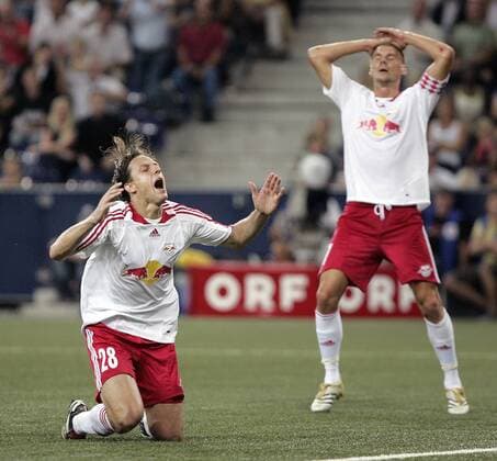 Rene Aufhauser (li.) und Alexander Zickler (beide Salzburg) verzweifelt -  Fußball EC 1 Herren Champions League Qualifikation 2007 2008, SV Red Bull Salzburg, RedBull Vdig Gruppe Salzburg Enttäuschung, Fußball EC 1 Herren Champions League Qualifikation 2007 2008, SV Red Bull Salzburg, RedBull Vdig Gruppe Salzburg Enttäuschung,