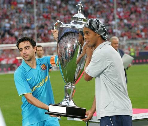 Xavi (li.) und Ronaldinho (beide FC Barcelona) präsentieren stolz den Franz Beckenbauer Cup Fußball Herren Mehmet Scholls Abschiedsspiel 2007, Barca Gruppe München Fußball Herren Mehmet Scholls Abschiedsspiel 2007, Barca Gruppe München