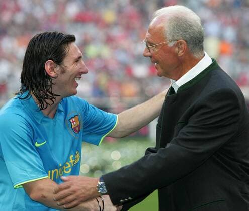 Lionel Messi (FC Barcelona) nimmt die Glückwünsche zum Gewinn des Franz Beckenbauer Cups von Präsident Franz Beckenbauer (FC Bayern München) persönlich entgegen Fußball Herren Mehmet Scholls Abschiedsspiel 2007, Barca Gruppe München Fußball Herren Mehmet Scholls Abschiedsspiel 2007, Barca Gruppe München