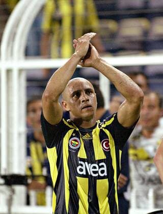 Roberto Carlos (Fenerbahce) bedankt sich bei Anhängern -  Fußball EC 1 Herren Champions League Qualifikation 2007 2008, Fenerbahce Istanbul Einzelbild Istanbul Fußball EC 1 Herren Champions League Qualifikation 2007 2008, Fenerbahce Istanbul Einzelbild Istanbul