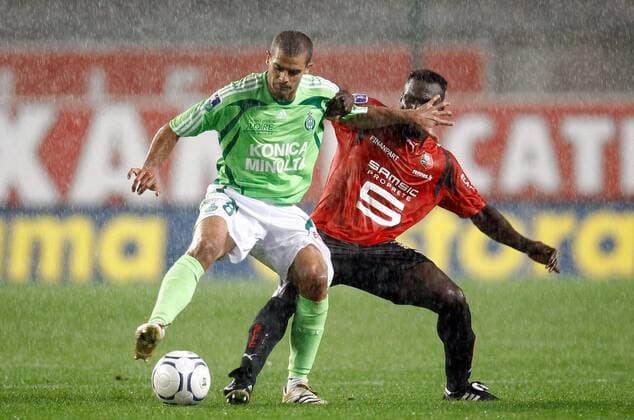 Ilan (St. Etienne, li.) gegen John Mensah (Rennes) -  (pan21684) Fußball Herren Ligue 1 2007 2008, 1. Französische Liga, Stade Rennais - AS Saint Etienne 1:0, ASSE Gruppe Rennes Kampf, Fußball Herren Ligue 1 2007 2008, 1. Französische Liga, Stade Rennais - AS Saint Etienne 1:0, ASSE Gruppe Rennes Kampf,  