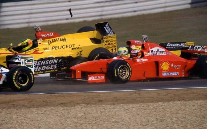 Michael Schumacher (Ferrari, re.) und Ralf Schumacher (beide Deutschland, li.) kollidieren in ihren Boliden in der ersten Kurve auf dem Nürburgring 1997, eingeklemmt dazwischen ist Giancarlo Fisichella (Italien beide Jordan Peugeot) Motorsport Grand Prix Herren Großer Preis von Luxemburg 1997, Formel 1 Weltmeisterschaft, F1, F, GP, WM Gruppe Nürburgring Nürburg Dynamik, Kampf, Motorsport Grand Prix Herren Großer Preis von Luxemburg 1997, Formel 1 Weltmeisterschaft, F1, F, GP, WM Gruppe Nürburgring Nürburg Dynamik, Kampf,