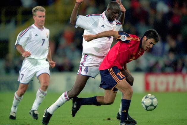 Raul Gonzalez (Spanien, re.) gegen Patrick Vieira (Frankreich) Fußball Länderspiel Herren EM 2000, Nationalmannschaft, Nationaltrikot, Viertelfinale, Frankreich - Spanien 2:1, Vneg Gruppe Brügge Dynamik, Kampf, Fußball Länderspiel Herren EM 2000, Nationalmannschaft, Nationaltrikot, Viertelfinale, Frankreich - Spanien 2:1, Vneg Gruppe Brügge Dynamik, Kampf,