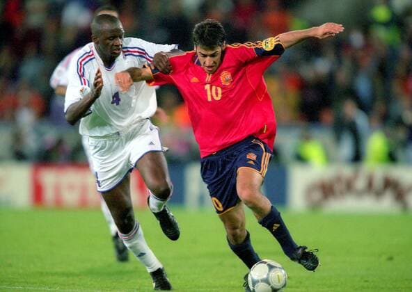 Raul Gonzalez (Spanien, re.) gegen Patrick Vieira (Frankreich) Fußball Länderspiel Herren EM 2000, Nationalmannschaft, Nationaltrikot, Viertelfinale, Frankreich - Spanien 2:1, Vneg Gruppe Brügge Dynamik, Kampf, Fußball Länderspiel Herren EM 2000, Nationalmannschaft, Nationaltrikot, Viertelfinale, Frankreich - Spanien 2:1, Vneg Gruppe Brügge Dynamik, Kampf,