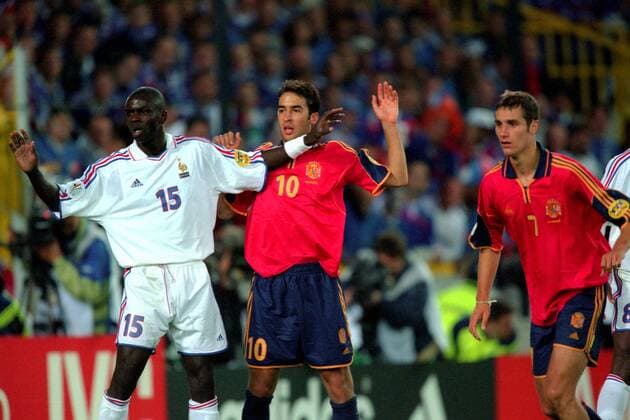Lilian Thuram (Frankreich, li.) verschafft sich gegen Raul Gonzalez (Mitte) etwas Platz, Ivan Helguera (beide Spanien) kommt hinzu Fußball Länderspiel Herren EM 2000, Nationalmannschaft, Nationaltrikot, Viertelfinale, Frankreich - Spanien 2:1, Vneg Gruppe Brügge Spannung, Fußball Länderspiel Herren EM 2000, Nationalmannschaft, Nationaltrikot, Viertelfinale, Frankreich - Spanien 2:1, Vneg Gruppe Brügge Spannung,