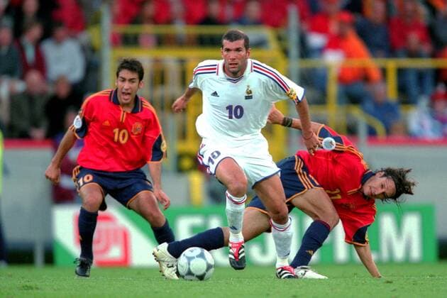 Zinedine Zidane (Frankreich, Mitte) läßt Raul Gonzalez (li.) und Alfonso (beide Spanien) problemlos hinter sich Fußball Länderspiel Herren EM 2000, Nationalmannschaft, Nationaltrikot, Viertelfinale, Frankreich - Spanien 2:1, Vneg Gruppe Brügge Unterwerfung, Dynamik, Überlegenheit, Fußball Länderspiel Herren EM 2000, Nationalmannschaft, Nationaltrikot, Viertelfinale, Frankreich - Spanien 2:1, Vneg Gruppe Brügge Unterwerfung, Dynamik, Überlegenheit,