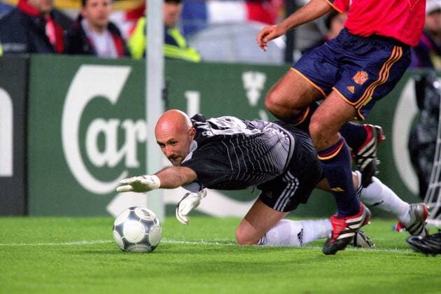 Torwart Fabien Barthez (Frankreich) versucht vor den gegnerischen Beinen am Ball zu sein Fußball Länderspiel Herren EM 2000, Nationalmannschaft, Nationaltrikot, Viertelfinale, Frankreich - Spanien 2:1, Vneg Gruppe Brügge Dynamik, Abwehr, Fußball Länderspiel Herren EM 2000, Nationalmannschaft, Nationaltrikot, Viertelfinale, Frankreich - Spanien 2:1, Vneg Gruppe Brügge Dynamik, Abwehr,