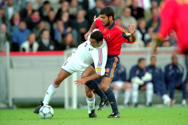Youri Djorkaeff (Frankreich, li.) gegen Josep Guardiola (Spanien) Fußball Länderspiel Herren EM 2000, Nationalmannschaft, Nationaltrikot, Viertelfinale, Frankreich - Spanien 2:1, Pep Vneg Gruppe Brügge Dynamik, Kampf, Fußball Länderspiel Herren EM 2000, Nationalmannschaft, Nationaltrikot, Viertelfinale, Frankreich - Spanien 2:1, Pep Vneg Gruppe Brügge Dynamik, Kampf,