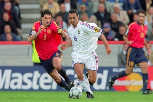 Youri Djorkaeff (Frankreich, re.) gegen Augustin Alkorta Aranzabal (Spanien) Fußball Länderspiel Herren EM 2000, Nationalmannschaft, Nationaltrikot, Viertelfinale, Frankreich - Spanien 2:1, Vneg Gruppe Brügge Dynamik, Kampf, Fußball Länderspiel Herren EM 2000, Nationalmannschaft, Nationaltrikot, Viertelfinale, Frankreich - Spanien 2:1, Vneg Gruppe Brügge Dynamik, Kampf,