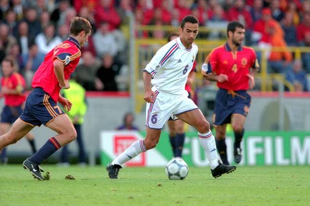 Youri Djorkaeff (Frankreich, re.) gegen Ivan Helguera (Spanien) Fußball Länderspiel Herren EM 2000, Nationalmannschaft, Nationaltrikot, Viertelfinale, Frankreich - Spanien 2:1, Vneg Gruppe Brügge Dynamik, Fußball Länderspiel Herren EM 2000, Nationalmannschaft, Nationaltrikot, Viertelfinale, Frankreich - Spanien 2:1, Vneg Gruppe Brügge Dynamik,