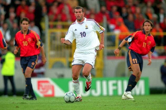 Zinedine Zidane (Frankreich) am Ball Fußball Länderspiel Herren EM 2000, Nationalmannschaft, Nationaltrikot, Viertelfinale, Frankreich - Spanien 2:1, Vneg Einzelbild Brügge Dynamik, Fußball Länderspiel Herren EM 2000, Nationalmannschaft, Nationaltrikot, Viertelfinale, Frankreich - Spanien 2:1, Vneg Einzelbild Brügge Dynamik,
