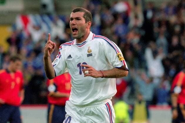 Zinedine Zidane (Frankreich) - Torjubel Fußball Länderspiel Herren EM 2000, Nationalmannschaft, Nationaltrikot, Viertelfinale, Vneg Einzelbild Brügge Freude, Begeisterung, Fußball Länderspiel Herren EM 2000, Nationalmannschaft, Nationaltrikot, Viertelfinale, Vneg Einzelbild Brügge Freude, Begeisterung,