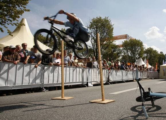 BMX Fahrer zeigt im Showprogramm der Vattenfall Cyclassics 2007 einen Sprung über ein Hindernis Radsport Herren Vattenfall Cyclassics 2007, Straßenradsport, Straße, Rad, Einzelbild Hamburg Dynamik, Höhe, Radsport Herren Vattenfall Cyclassics 2007, Straßenradsport, Straße, Rad, Einzelbild Hamburg Dynamik, Höhe,