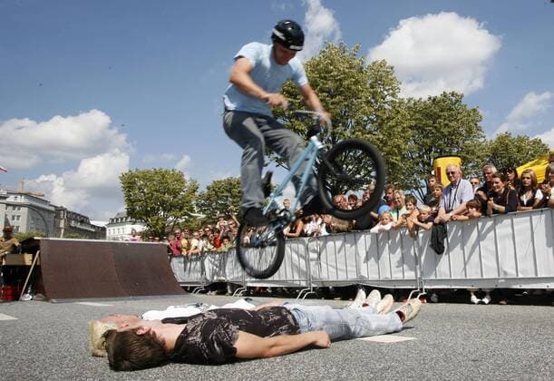 BMX Fahrer zeigt im Showprogramm der Vattenfall Cyclassics 2007 eine spektakuläre Einlage und springt über zwei Freiwillige hinweg Radsport Herren Vattenfall Cyclassics 2007, Straßenradsport, Straße, Rad, Gruppe Hamburg Dynamik, Radsport Herren Vattenfall Cyclassics 2007, Straßenradsport, Straße, Rad, Gruppe Hamburg Dynamik,