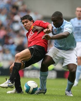 Carlos Tevez (Manchester United, li.) gegen Micah Richards (Manchester City) -  Fußball Herren English Premier League 2007 2008, 1. Englische Liga, Manchester City - Manchester United 1:0, ManU Gruppe Manchester Dynamik, Fußball Herren English Premier League 2007 2008, 1. Englische Liga, Manchester City - Manchester United 1:0, ManU Gruppe Manchester Dynamik,