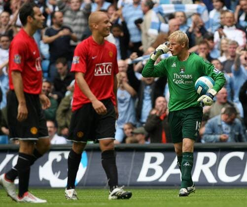 Torwart Kasper Schmeichel (Manchester City, re.) zeigt einen Vogel, davor Ryan Giggs (li.) und Wesley Brown (beide Manchester United) -  Fußball Herren English Premier League 2007 2008, 1. Englische Liga, Manchester City - Manchester United 1:0, ManU Gruppe Manchester Fußball Herren English Premier League 2007 2008, 1. Englische Liga, Manchester City - Manchester United 1:0, ManU Gruppe Manchester