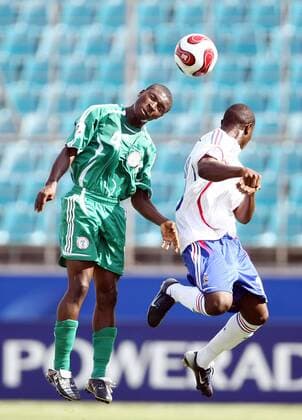 Azeez Balogun (Nigeria U17, li.) gegen Henri Saivet (Frankreich U17) Fußball Länderspiel Herren U 17 WM 2007, U17, Junioren, Nationalteam, Nationaltrikot, Nigeria - Frankreich 2:1 Gruppe Gwangyang Dynamik, Kampf, Fußball Länderspiel Herren U 17 WM 2007, U17, Junioren, Nationalteam, Nationaltrikot, Nigeria - Frankreich 2:1 Gruppe Gwangyang Dynamik, Kampf,