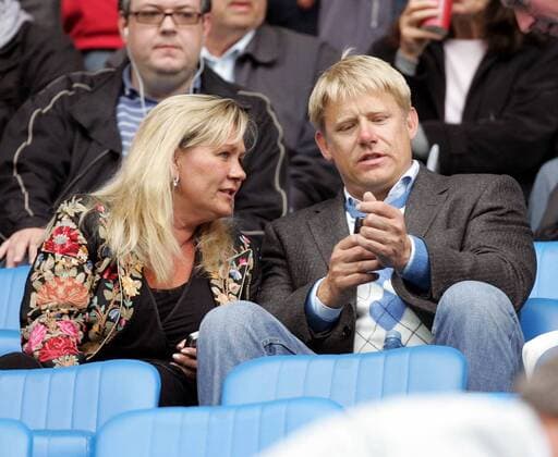 Peter Schmeichel (Dänemark) mit Ehefrau auf der Tribüne um seinen Sprößling Kaspar zu sehen, der den Kasten von Manchester City hütet - EDITORIAL USE ONLY. No use with unauthorised audio, video, data, fixture lists, club league logos or live services. Online in-match use limited to 120 images, no video emulation. No use in betting, games or single club league player publications. Fußball Herren English Premier League 2007 2008 1. Englische Liga Manchester City Gruppe Manchester Fußball Herren English Premier League 2007 2008 1. Englische Liga Manchester City Gruppe Manchester