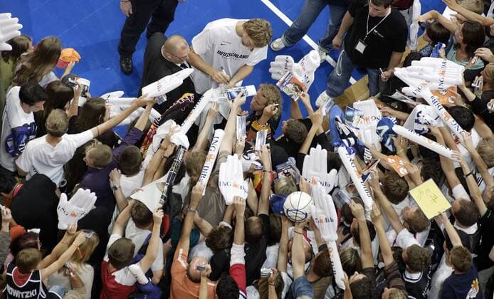 Dirk Nowitzki (Deutschland) wird von Autogrammjägern umlagert Basketball Länderspiel Herren Länderspiel 2007, Test, Testspiel, Freundschaftsspiel, Nationalmannschaft Totale Mannheim Basketball Länderspiel Herren Länderspiel 2007, Test, Testspiel, Freundschaftsspiel, Nationalmannschaft Totale Mannheim